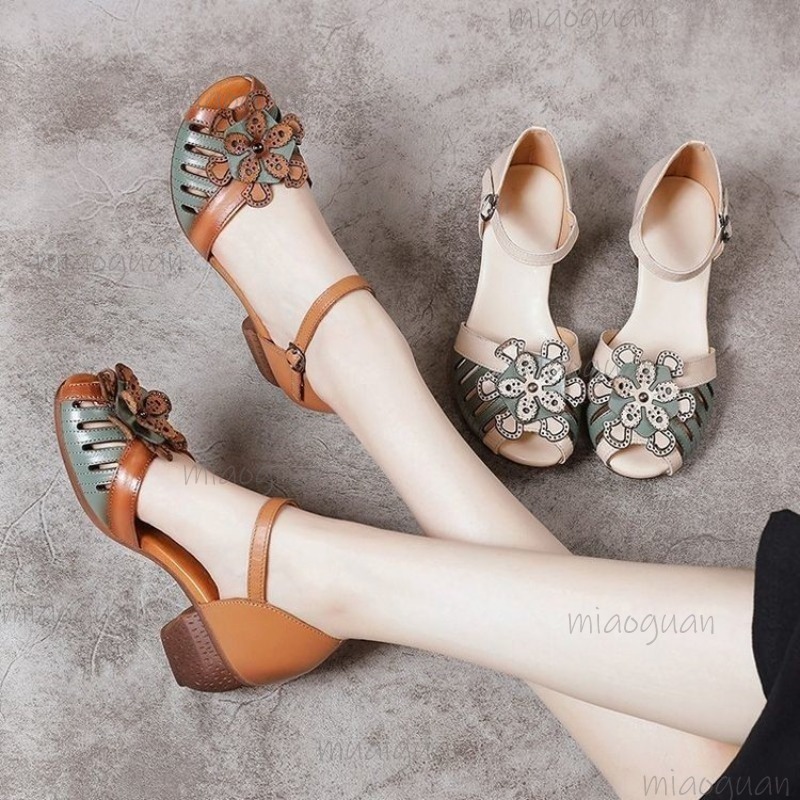 Vintage Outdoor Fashion - รองเท้าแตะสตรีสไตล์วินเทจแบบเปิดหัวเท้า สีเบจ-น้ำตาล ลายดอกไม้ สายรัดข้อเท้า สไตล์โรมัน รองเท้าแบบเรโทร